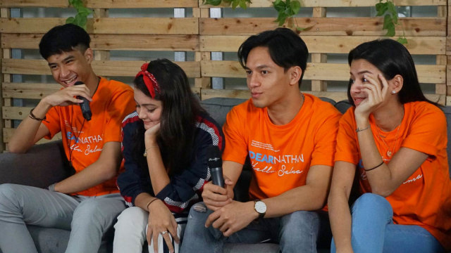Pemain film 'Dear Nathan: Hello Salma', Devano Danendra, Amanda Rawless, Jefri Nichol, Susan Sameh di Kumparan. (Foto: Eny Immanuella Gloria)