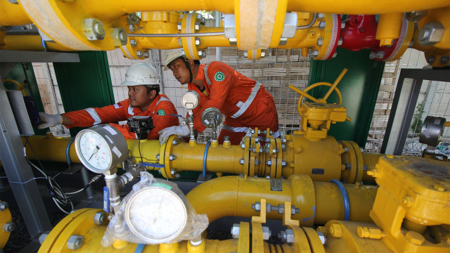 Petugas menyiapkan Meter Regulator Station (MRS) untuk penyaluran gas di stasiun induk PT Java Energy Semesta di Gresik, Jawa Timur. (Foto: ANTARA FOTO/Moch Asim)