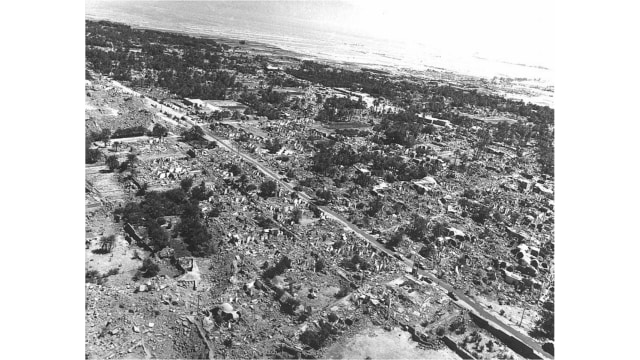 Kondisi Kota Tabas di Iran yang hancur pascagempa bumi tahun 1978 dari udara. (Foto: Wikimedia Commons)