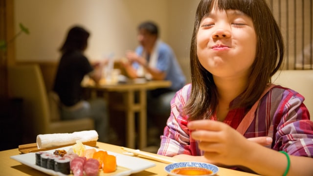 Ilustrasi anak makan ikan. (Foto: Shutterstock)