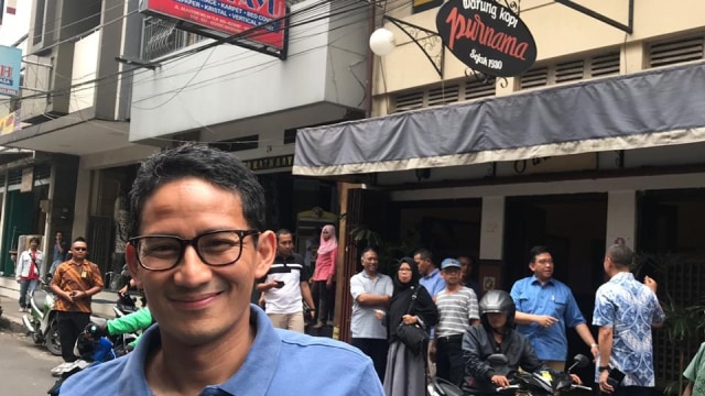 Sandiaga Uno mencicipi Kopi Purnama di Bandung. (Foto: Dok. Tim Media Sandiaga Uno)