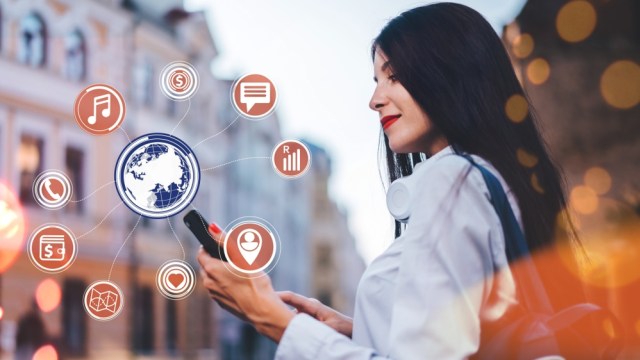 Ilustrasi menggunakan internet saat traveling Foto: Pixabay