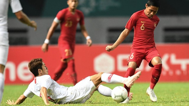 Pesepak bola Timnas Indonesia Evan Dimas Darmono (kanan) mendapat hadangan dari pesepak bola Timnas Hong Kong Yuto Nakamura (kiri). (Foto: ANTARA FOTO/Hafidz Mubarak A)