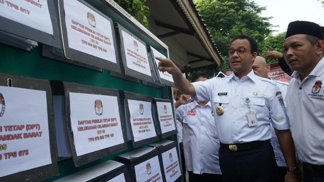 Gubernur DKI Anies Baswedan melihat papan pengumuman saat melakukan pengecekkan Daftar Pemilih Tetap di Kantor Panitia Pemungutan Suara Kelurahan Cilandak Barat, Kec. Cilandak, Jakarta Selatan, Rabu (17/10/18). (Foto: Jamal Ramadhan/kumparan)