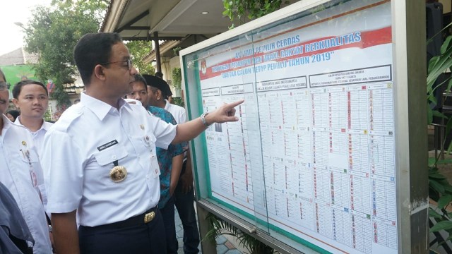 Gubernur DKI Anies Baswedan melihat daftar calon tetap saat melakukan pengecekkan Daftar Pemilih Tetap di Kantor Panitia Pemungutan Suara Kelurahan Cilandak Barat, Kec. Cilandak, Jakarta Selatan, Rabu (17/10/18). (Foto: Jamal Ramadhan/kumparan)