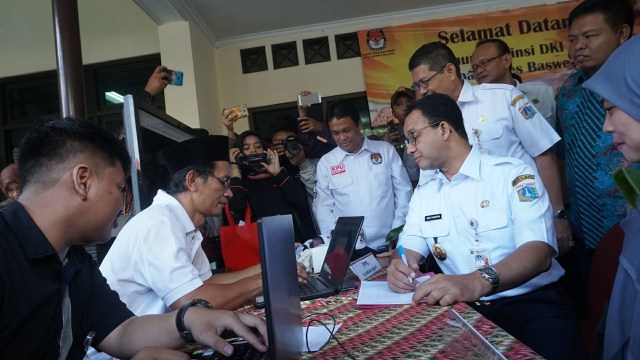 Gubernur DKI Anies Baswedan mengisi data saat pengecekkan Daftar Pemilih Tetap di Kantor Panitia Pemungutan Suara Kelurahan Cilandak Barat, Kec. Cilandak, Jakarta Selatan, Rabu (17/10/18). (Foto: Jamal Ramadhan/kumparan)