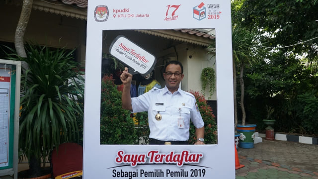 Gubernur DKI Anies Baswedan berfoto setelah melakukan pengecekkan Daftar Pemilih Tetap di Kantor Panitia Pemungutan Suara Kelurahan Cilandak Barat, Kec. Cilandak, Jakarta Selatan, Rabu (17/10/18). (Foto: Jamal Ramadhan/kumparan)