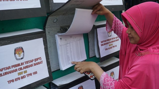 Warga melihat daftar pemilih tetap di papan pengumuman di Kantor Panitia Pemungutan Suara Kelurahan Cilandak Barat, Kec. Cilandak, Jakarta Selatan, Rabu (17/10/18). (Foto: Jamal Ramadhan/kumparan)
