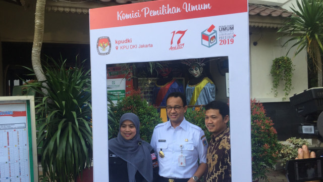 Gubernur DKI Anies Baswedan foto bersama saat cek DPT di Kelurahan Cilandak, Rabu (17/10/2018). (Foto: Moh Fajri/kumparan)