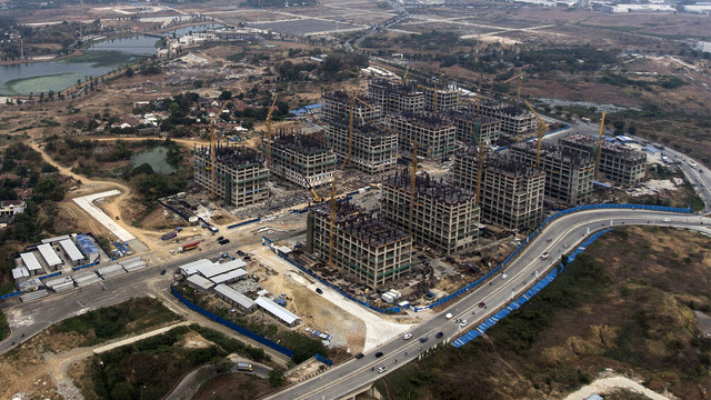 Foto aerial pembangunan gedung-gedung apartemen di kawasan Meikarta, Cikarang, Kabupaten Bekasi, Jawa Barat. (Foto: ANTARA FOTO/Hafidz Mubarak A)