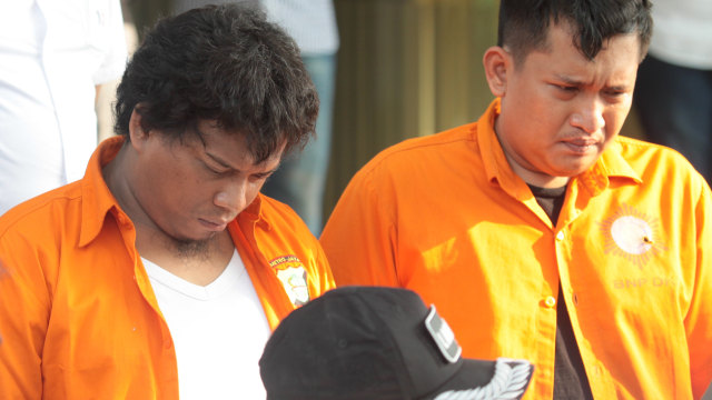 Dua PNS Kemenhub berinisial I dan R tersangka penembakan gedung DPR karena peluru nyasar dalam jumpa pers di Polda Metro Jaya, Selasa (16/10/2018). (Foto: ANTARA FOTO/Reno Esnir)