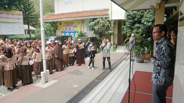 Ketua Bawaslu DKI Jakarta, Muhammad Jufri memberikan pengarahan kepada siswa SMAN 87 Jakarta Selatan, Rabu (17/10/2018) (Foto: Jamal Ramadhan/kumparan)