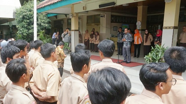 Ketua Bawaslu DKI Jakarta, Muhammad Jufri memberikan pengarahan kepada siswa SMAN 87 Jakarta Selatan, Rabu (17/10/2018) (Foto: Jamal Ramadhan/kumparan)
