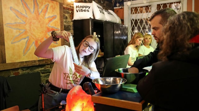 Penjualan Ganja secara bebas di Kanada.
 (Foto:  REUTERS/Chris Wattie)