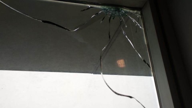 Peluru nyasar ke ruang kerja Anggota DPR Fraksi PAN, Toto Dariyanto.  (Foto: Dok. Istimewa)