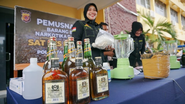 Polisi musnahkan 654 botol miras hasil sitaan di Banda Aceh, Rabu (17/10/2018). (Foto:  Zuhri Noviandi/kumparan)