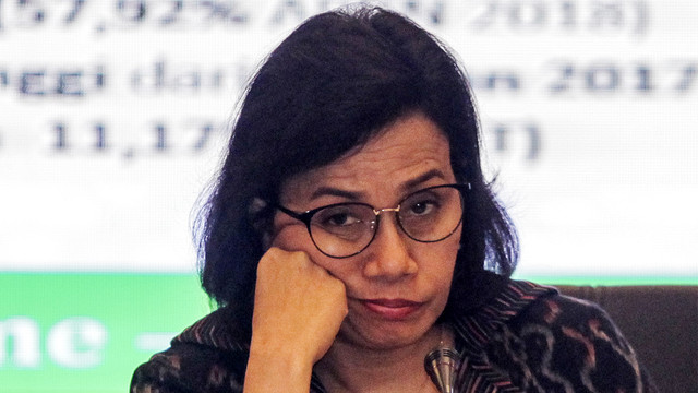 Menteri Keuangan Sri Mulyani mendengarkan paparan tentang APBN KiTA edisi Oktober di Kantor Pusat Direktorat Jenderal Pajak. Foto: ANTARA FOTO/ Muhammad Adimaja