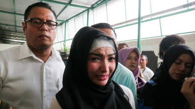 Roro Fitria mengenakan hijab. (Foto: Aria Pradana/kumparan)