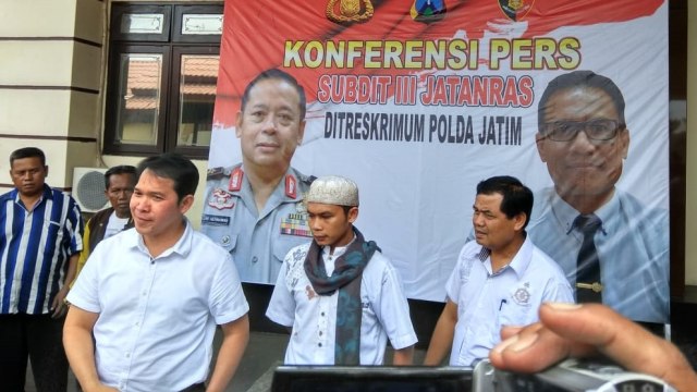 Polda Jatim berhasil membongkar peredaran uang palsu dengan modus penggandaan uang (Foto: Phaksy Sukowati/kumparan)