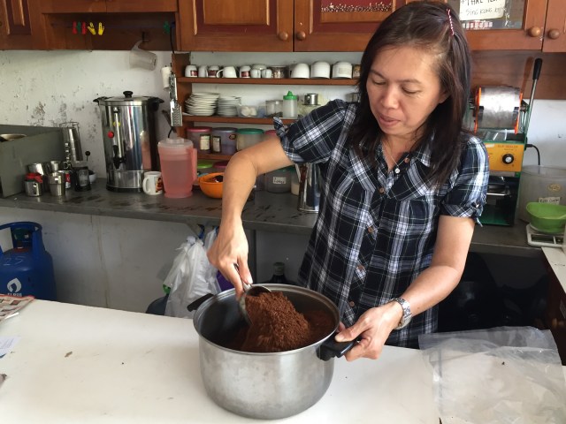 Monika sedang meracik kopi (Foto: dok.azalia amadea/kumparan)