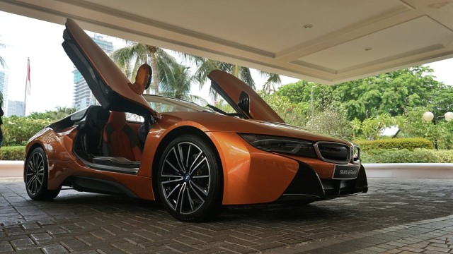 BMW i8 Roadster. (Foto: Jamal Ramadhan/kumparan)