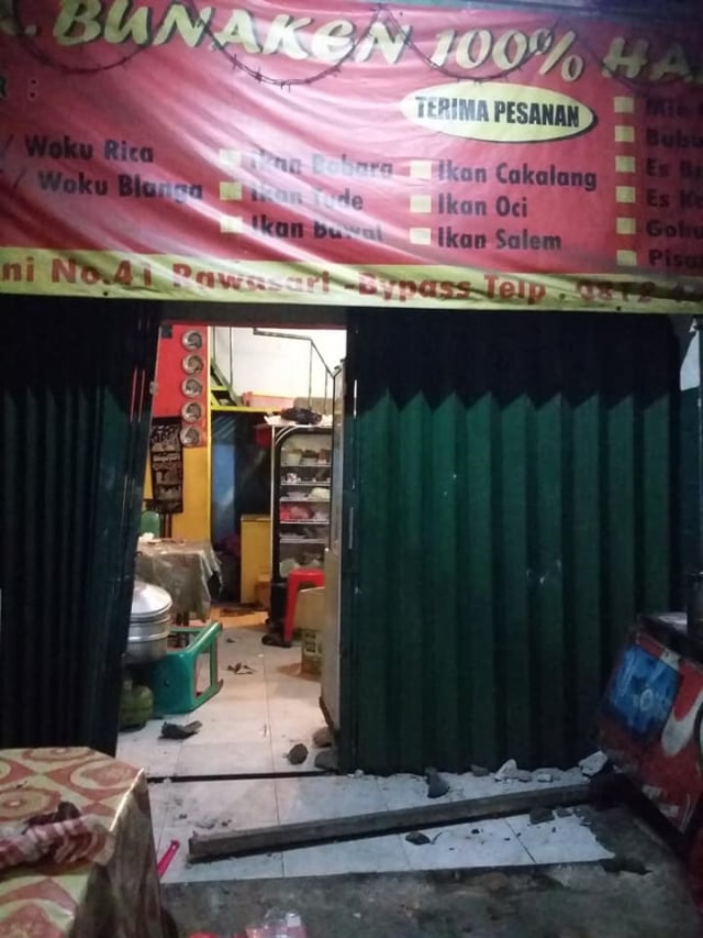 Rumah makan masakan Manado Bunaken yang dirusah sekelompok orang. (Foto: Dok. Istimewa)
