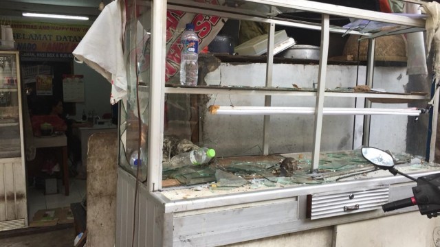 Rumah makan masakan manado Andy Watung yang dirusak sekelompok orang. (Foto: Yuana Fatwalloh/kumparan)