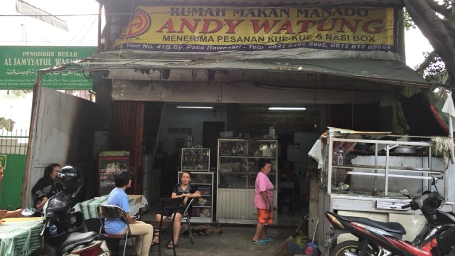 Rumah makan masakan manado Andy Watung yang dirusak sekelompok orang. (Foto: Yuana Fatwalloh/kumparan)