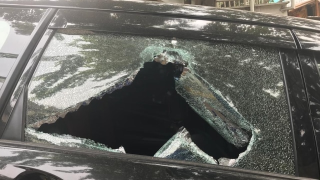 Mobil pemilik rumah makan Bunaken yang dirusak. (Foto: Yuana Fatwalloh/kumparan)