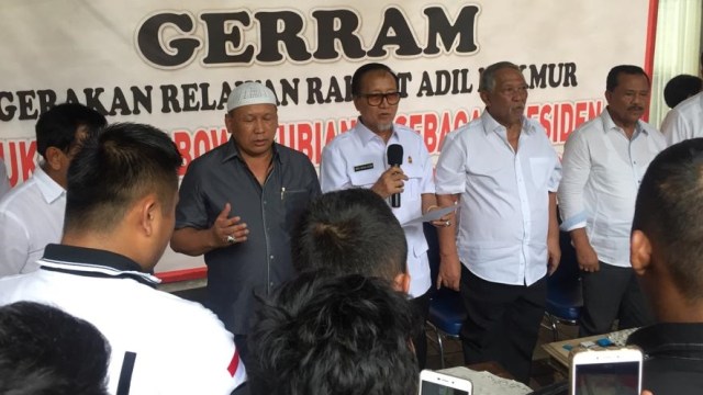 Mantan Kapolda Metro Jaya, Komjen Purn Sofjan Jacoeb (tengah) diacara Gerakan Relawan Gerram deklarasikan dukungan kepada Prabowo-Sandi. (Foto: Paulina Herasmaranindar/kumparan)