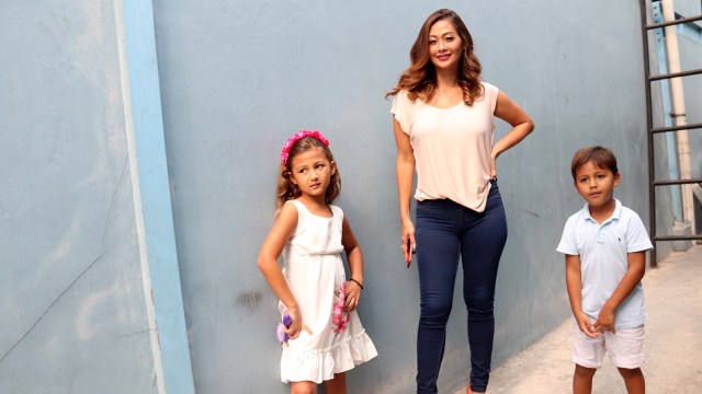 Model dan aktris, Indah Kalalo bersama anaknya. (Foto: Munady Widjaja/kumparan)