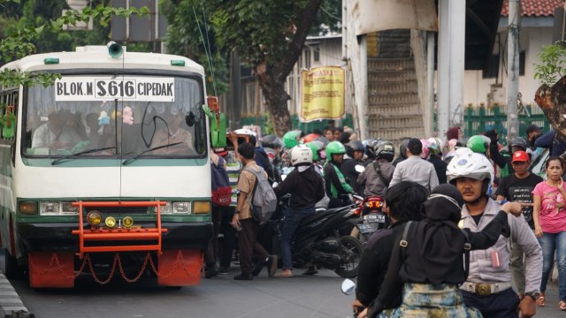 Suasana lalu lintas di Pasar Minggu, Jakarta Selatan, Rabu (17/10/2018). (Foto: Nugroho Sejati/kumparan)