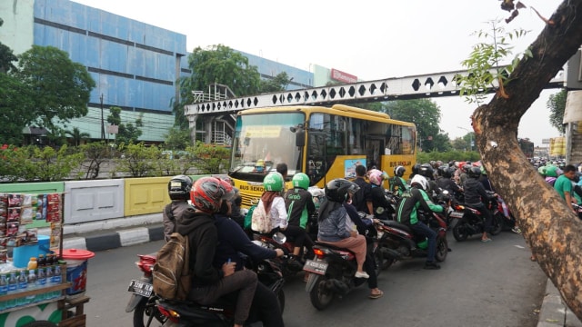 Suasana lalu lintas di Pasar Minggu, Jakarta Selatan, Rabu (17/10/2018). (Foto: Nugroho Sejati/kumparan)