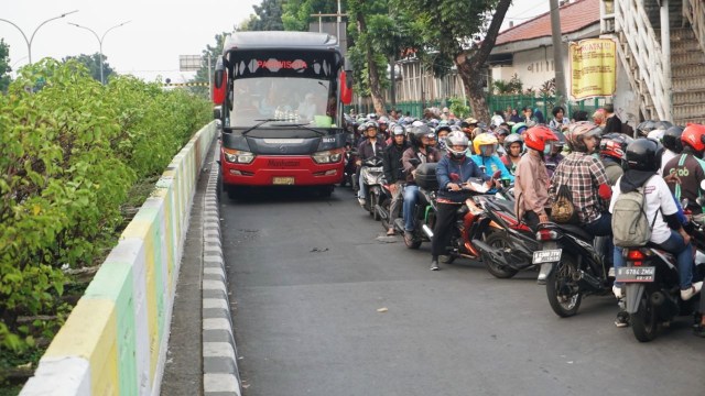 Suasana lalu lintas di Pasar Minggu, Jakarta Selatan, Rabu (17/10/2018). (Foto: Nugroho Sejati/kumparan)