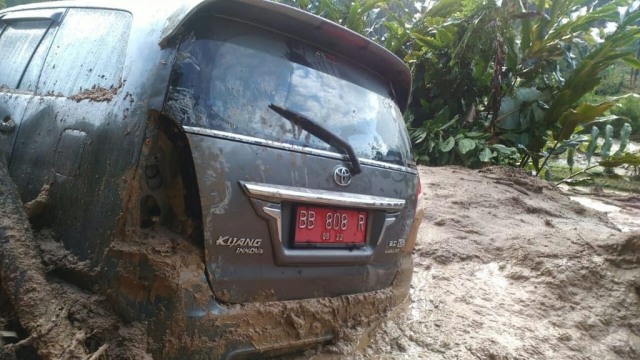 Mobil kadis sosial kabupaten mandailing natal terseret longsor.
(Foto: Dok. Istimewa)