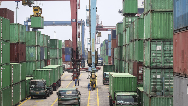 Aktivitas bongkar muat peti kemas di Pelabuhan Tanjung Priok, Jakarta. (Foto: ANTARA FOTO/Dhemas Reviyanto)