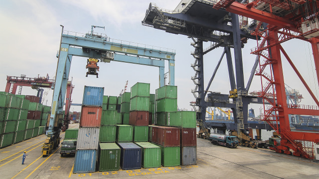 Aktivitas bongkar muat peti kemas di Pelabuhan Tanjung Priok, Jakarta. (Foto: ANTARA FOTO/Dhemas Reviyanto)