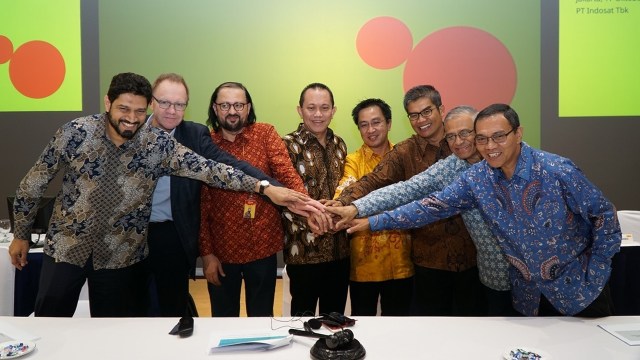 Dikni ogziga oldi va barmogini eshagiga tiqdi. Muntazam jinsiy aloqa s