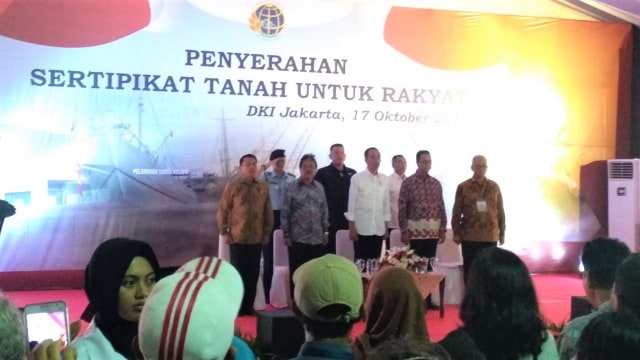 Pembagian sertifikat tanah oleh Jokowi di Jakarta Utara. (Foto: Moh Fajri/kumparan)