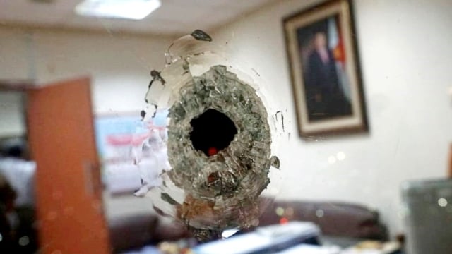 Kaca yang tertembak di ruangan anggota DPR RI Wenny Warouw di lt 16 komplek DPR RI, Jakarta, Senin (15/10/2018) (Foto: Fanny Kusumawardhani/kumparan)