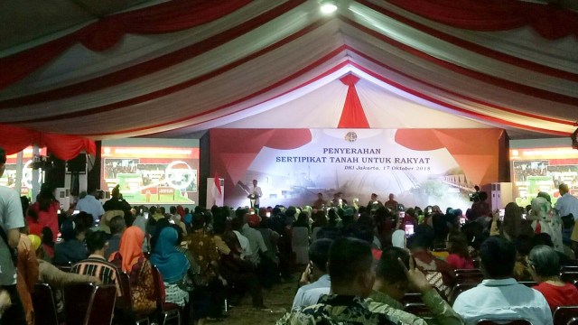 Jokowi saat membagi sertifikat tanah di Marunda Jakut. (Foto: Jihad Akbar/kumparan)