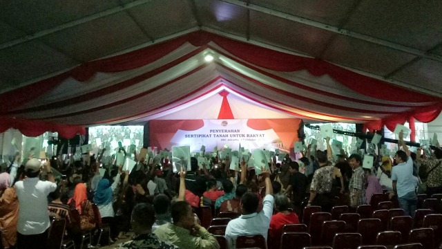 Jokowi saat membagi sertifikat tanah di Marunda Jakut. (Foto: Jihad Akbar/kumparan)