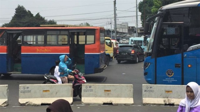 Potret pengendara sepeda motor yang melawan arus di perempatan Pasar Minggu. (Foto: Rizki Baiquni/kumparan)