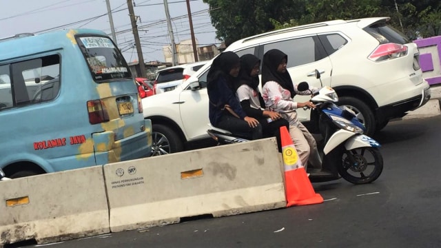 Potret pengendara sepeda motor yang melawan arus di perempatan Pasar Minggu. (Foto: Rizki Baiquni/kumparan)
