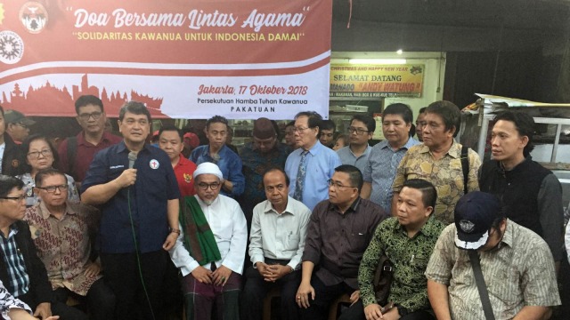 Ketua FPI DKI Habib Muhsin Al Attas bersama pemuka agama lain melakukan doa bersama di TKP penyerangan massa tak dikenal (Foto: Yuana Fatwalloh/kumparan)