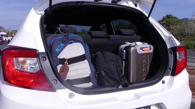 Bagasi all new Honda Brio muat 3 tas besar (Foto: Aditya Pratama Niagara/kumparanOTO)