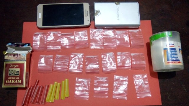 Polisi Amankan 15 Pelaku Sindikat Narkoba Surabaya, Rabu (17/10). (Foto: Phaksy Sukowati/kumparan)