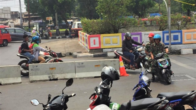 Potret pengendara sepeda motor yang melawan arus di perempatan Pasar Minggu. (Foto: Rizki Baiquni)