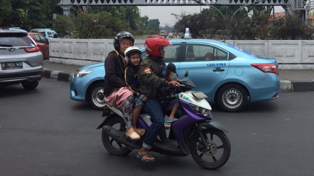 Pelanggar lalu lintas di simpang Pasar Minggu (Foto: Muhammad Fadli Rizal/kumparan)