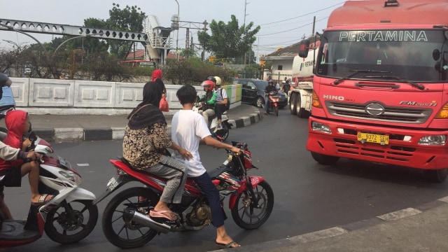 Pelanggar lalu lintas di simpang Pasar Minggu (Foto: Muhammad Fadli Rizal/kumparan)